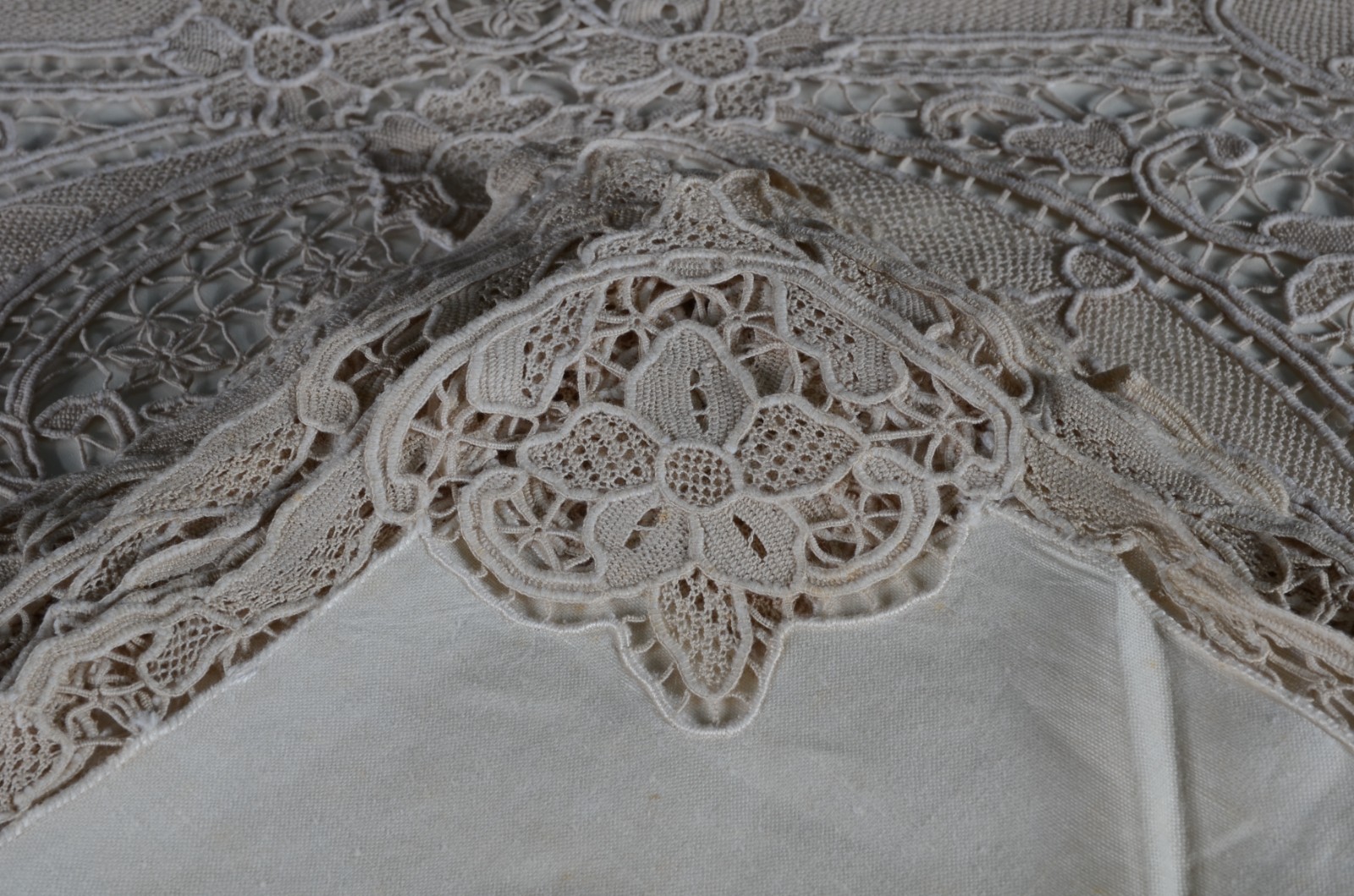 Duas toalhas de renda veneziana e bordados na cor bege, sendo uma de... - foto 7 de 10