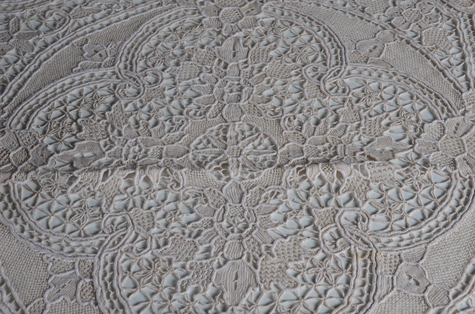 Duas toalhas de renda veneziana e bordados na cor bege, sendo uma de... - foto 8 de 10