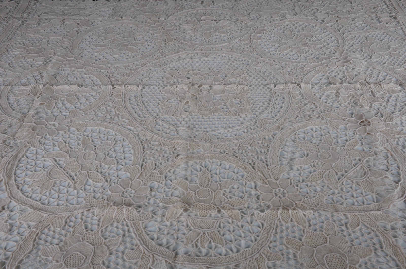 Duas toalhas de renda veneziana e bordados na cor bege, sendo uma de... - foto 10 de 10