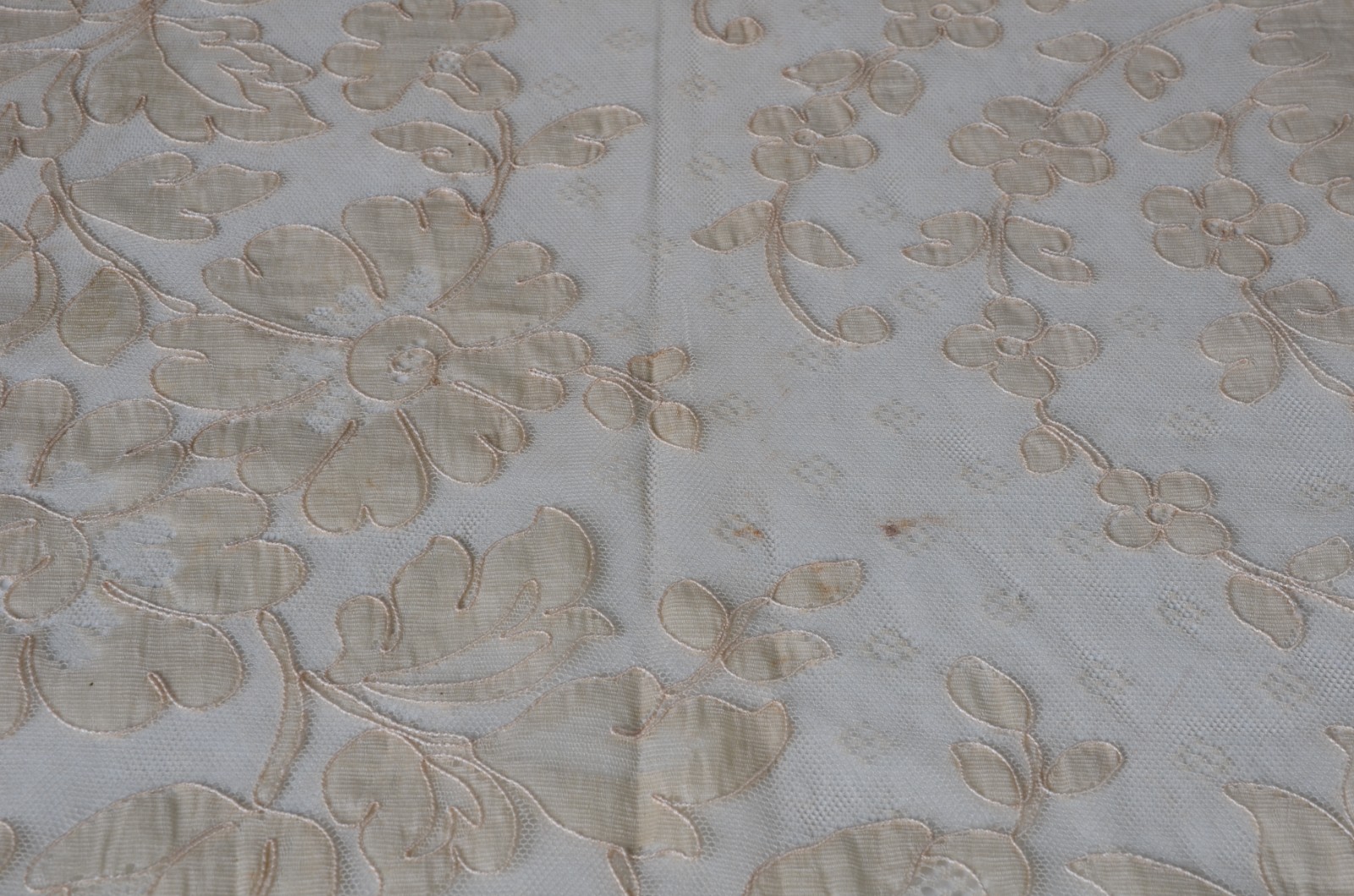 Três toalhas de mesa na cor bege com bordados, sendo duas de linho... - foto 4 de 11