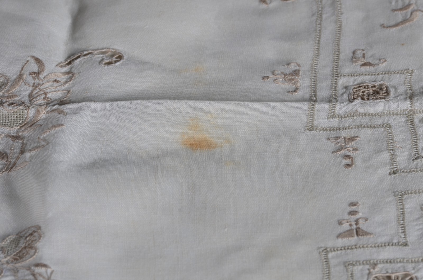 Três toalhas de mesa na cor bege com bordados, sendo duas de linho... - foto 6 de 11