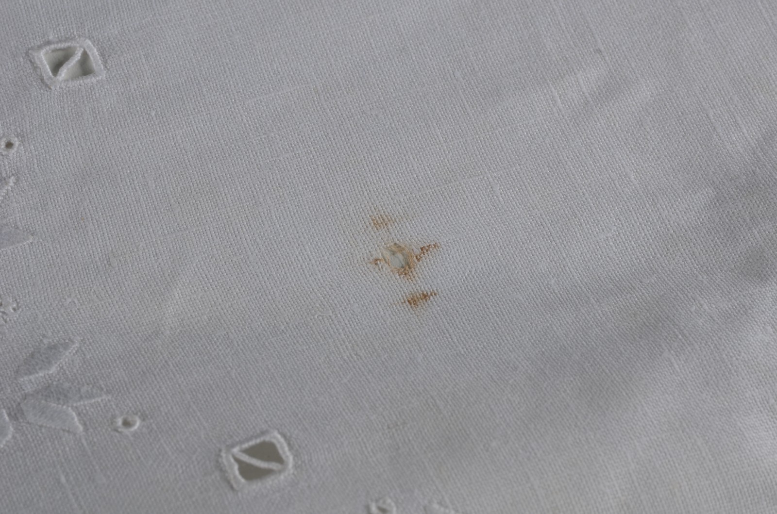 Duas toalhas de mesa na cor branca com pequenos bordados, sendo uma... - foto 6 de 6