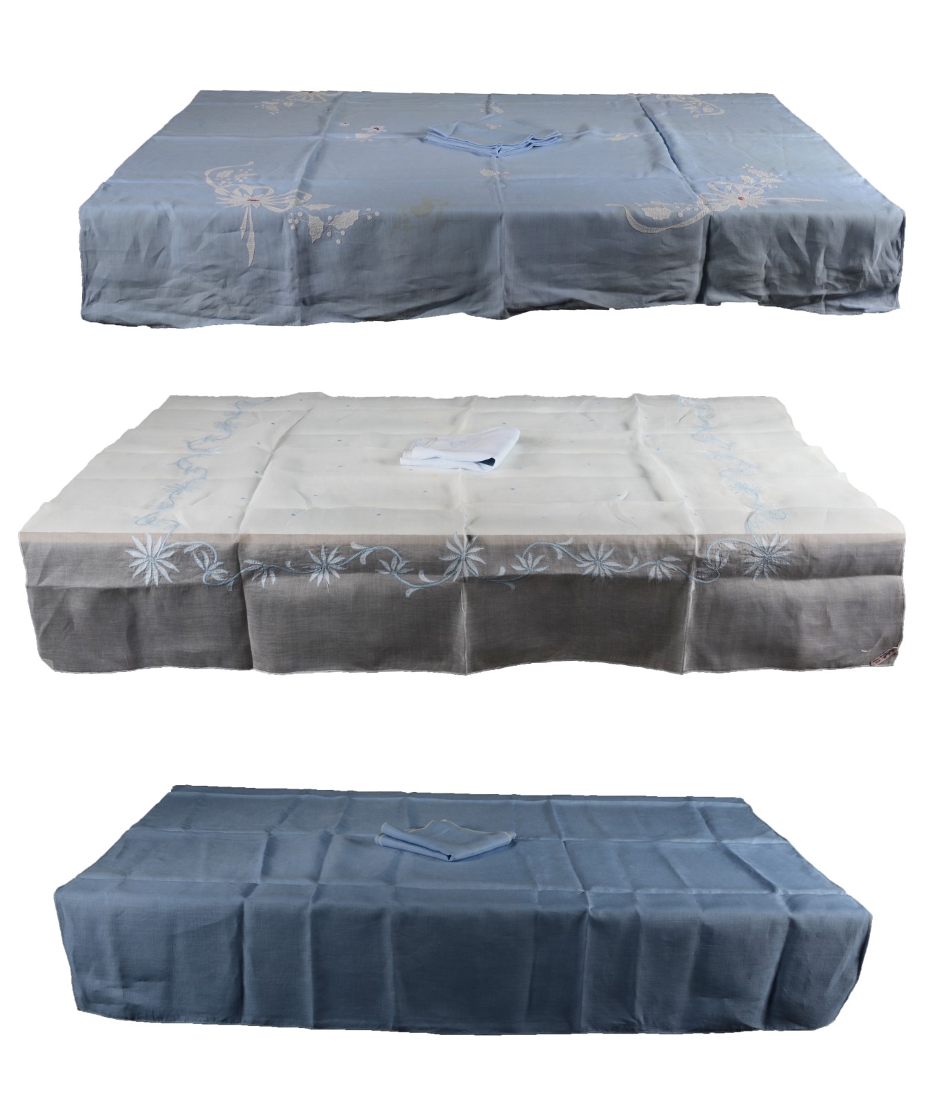 Três toalhas de mesa, sendo duas na cor azul e uma bege com bordados... - foto 1 de 11