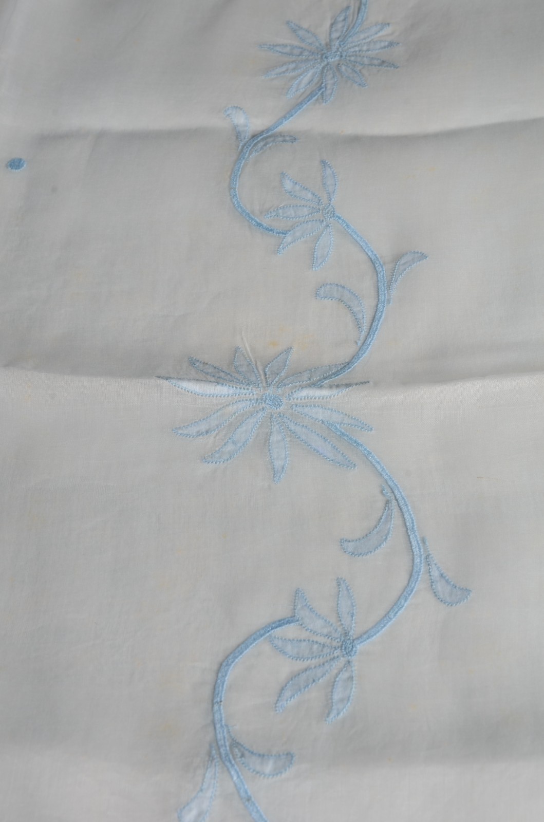 Três toalhas de mesa, sendo duas na cor azul e uma bege com bordados... - foto 2 de 11