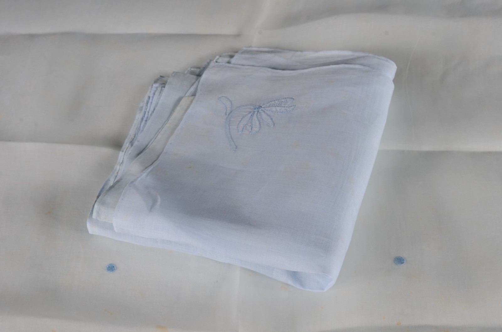 Três toalhas de mesa, sendo duas na cor azul e uma bege com bordados... - foto 3 de 11