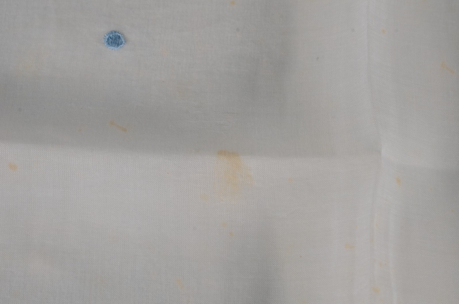 Três toalhas de mesa, sendo duas na cor azul e uma bege com bordados... - foto 4 de 11