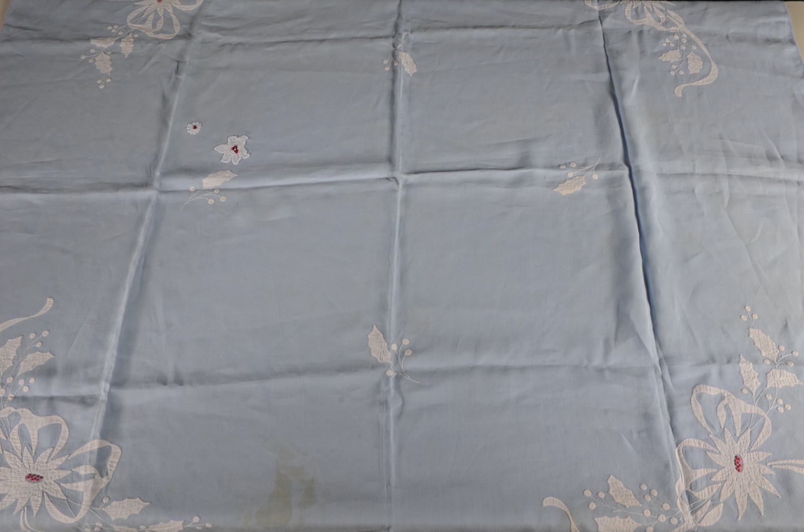 Três toalhas de mesa, sendo duas na cor azul e uma bege com bordados... - foto 5 de 11