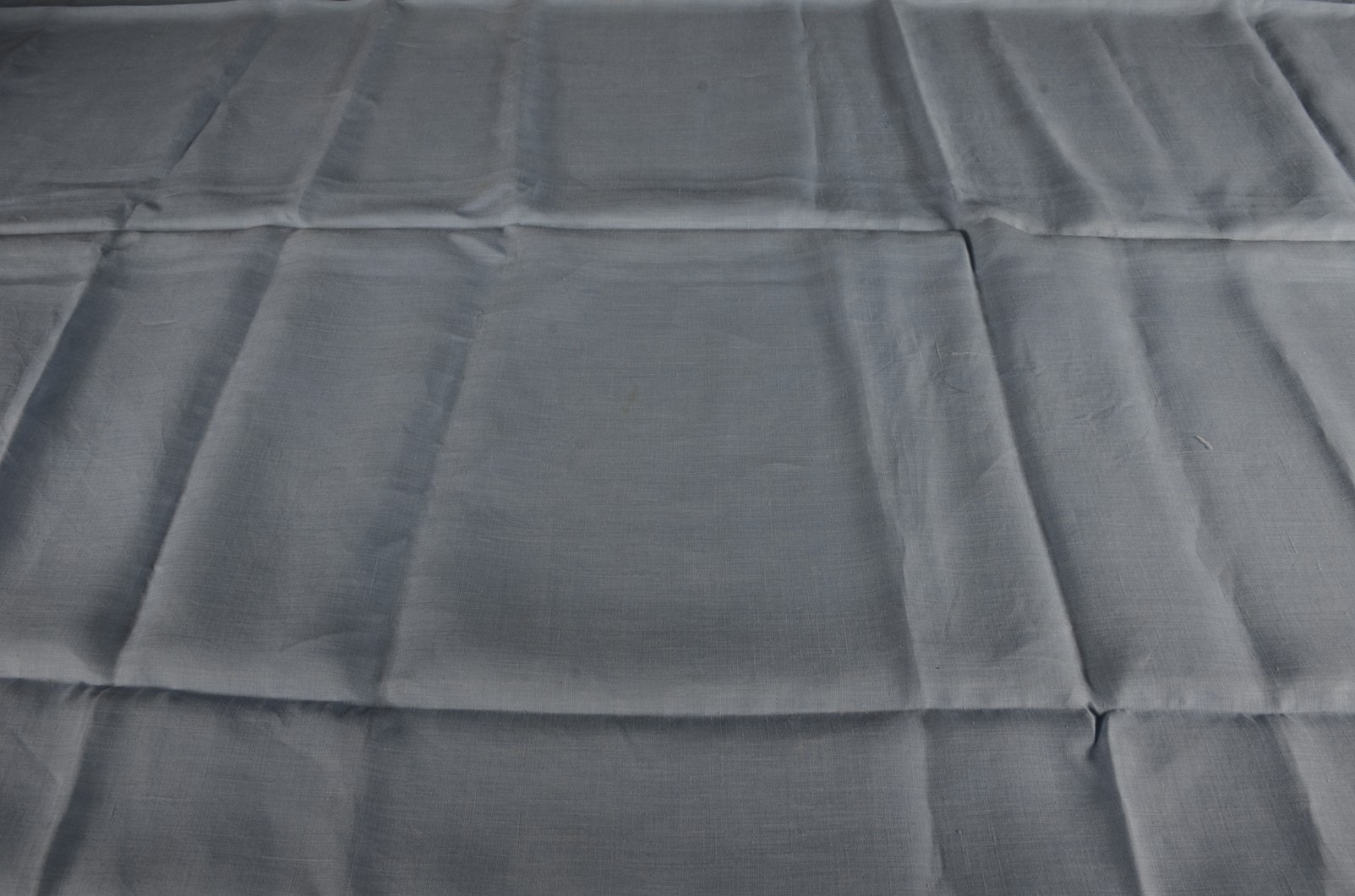 Três toalhas de mesa, sendo duas na cor azul e uma bege com bordados... - foto 6 de 11