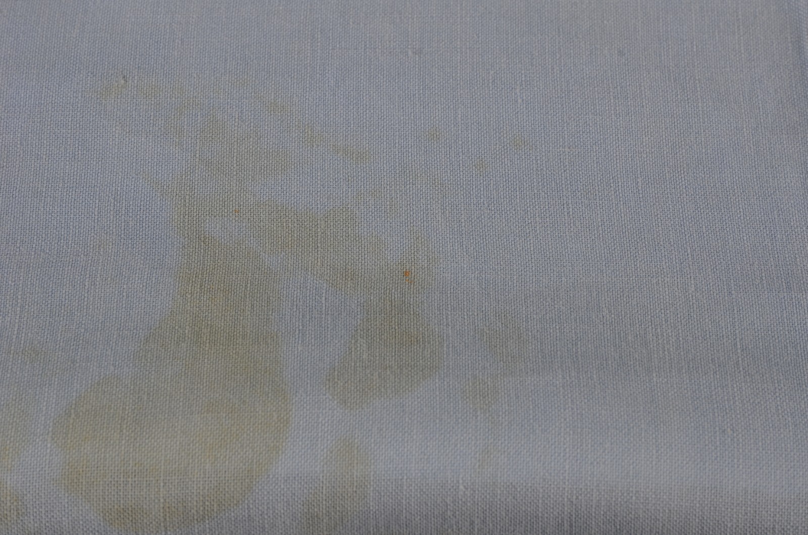 Três toalhas de mesa, sendo duas na cor azul e uma bege com bordados... - foto 8 de 11