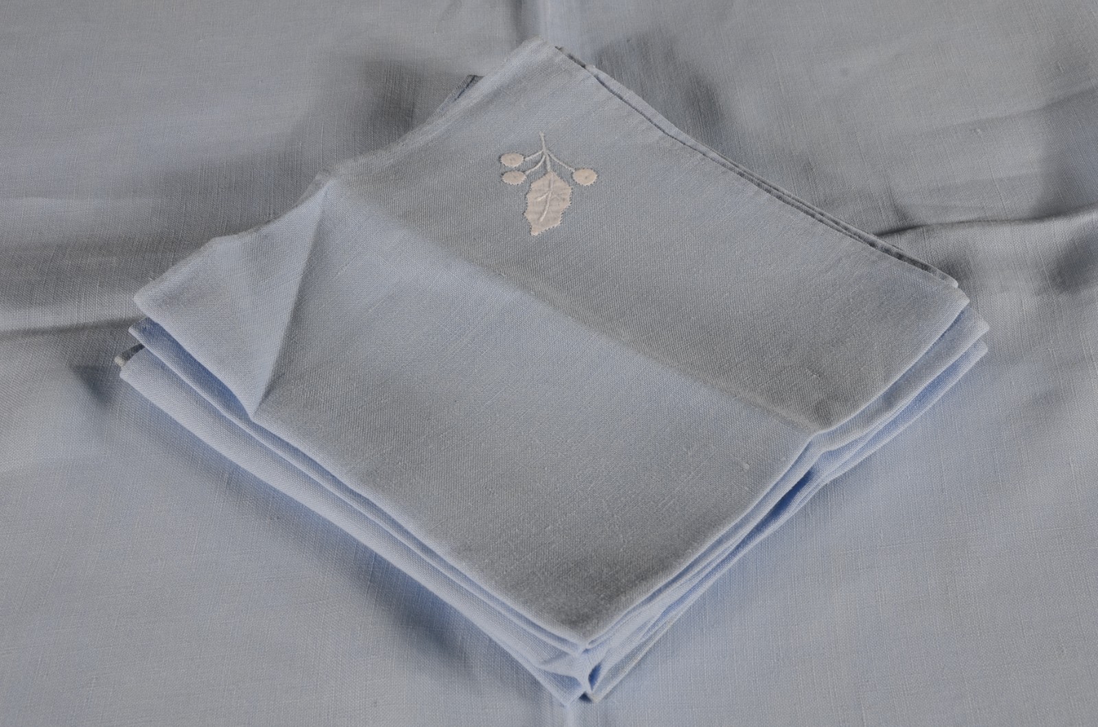 Três toalhas de mesa, sendo duas na cor azul e uma bege com bordados... - foto 10 de 11
