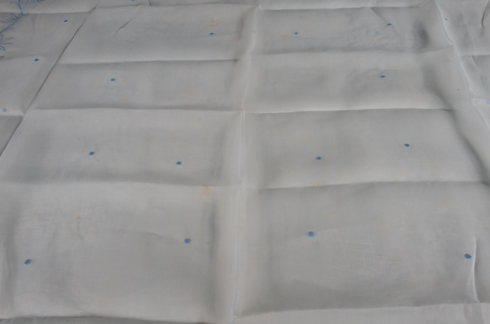 Três toalhas de mesa, sendo duas na cor azul e uma bege com bordados... - foto 11 de 11
