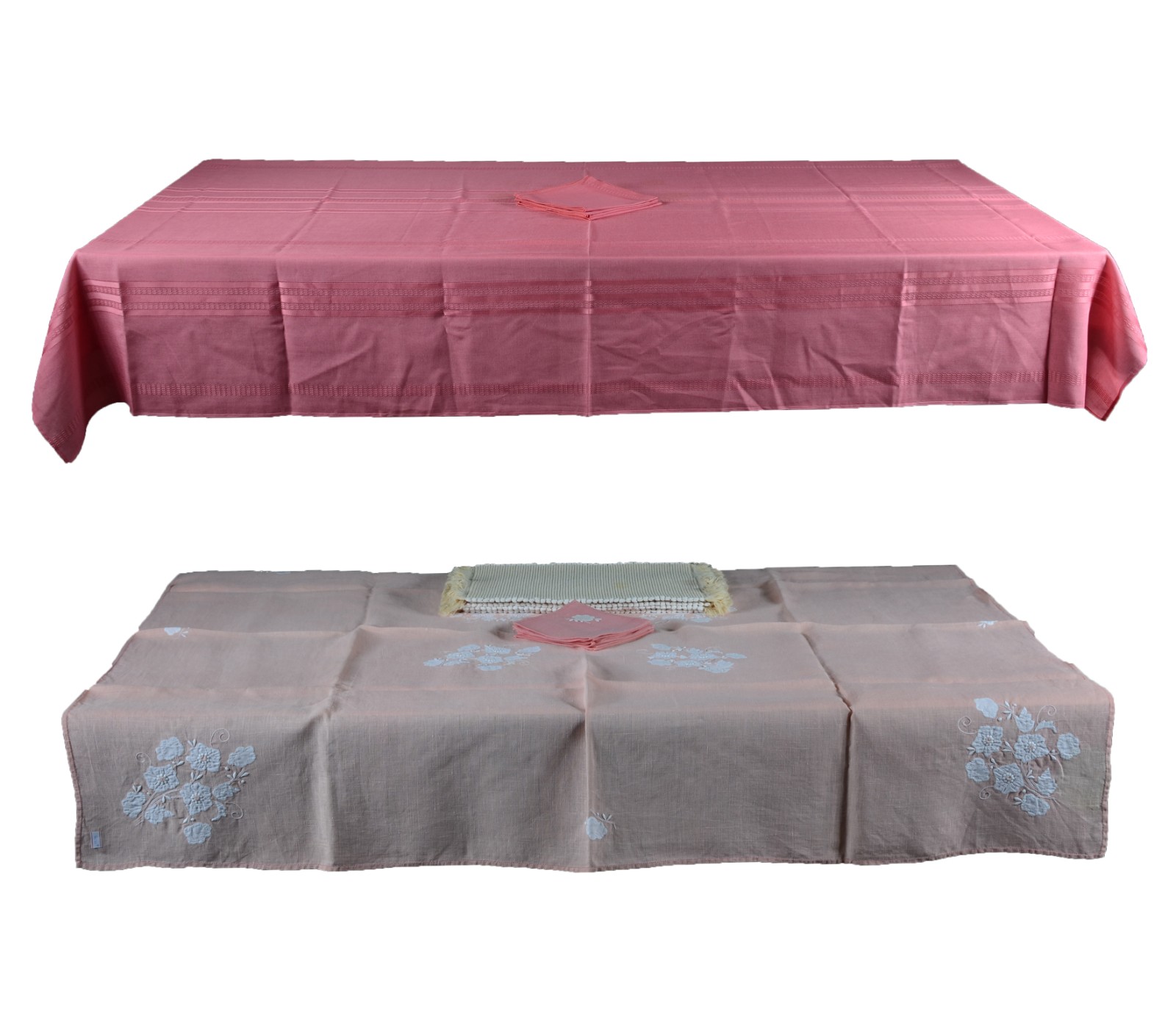 Duas toalhas de mesa na cor rosa, sendo uma com 6 guardanapos e outra... - foto 1 de 10