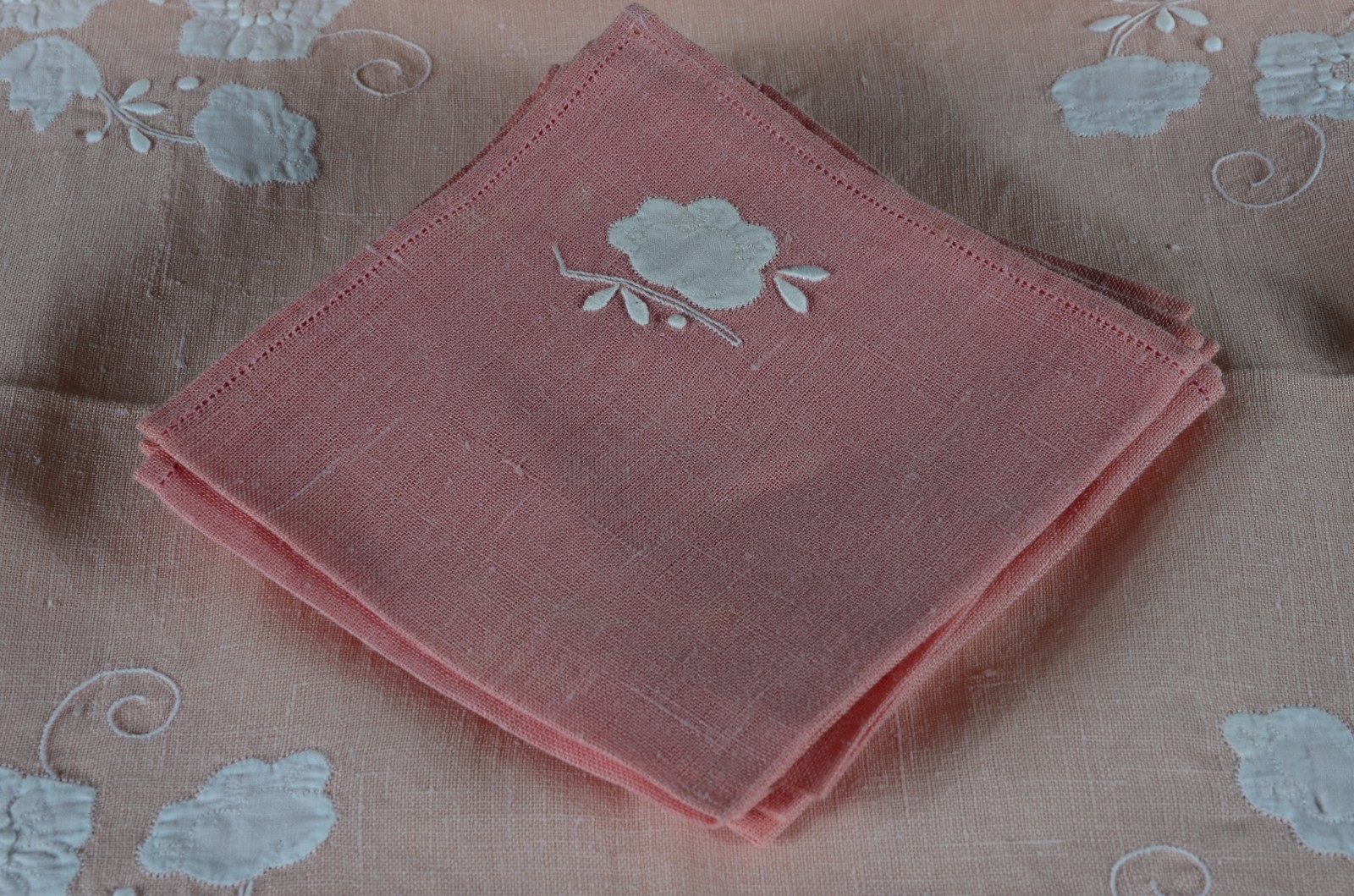Duas toalhas de mesa na cor rosa, sendo uma com 6 guardanapos e outra... - foto 2 de 10