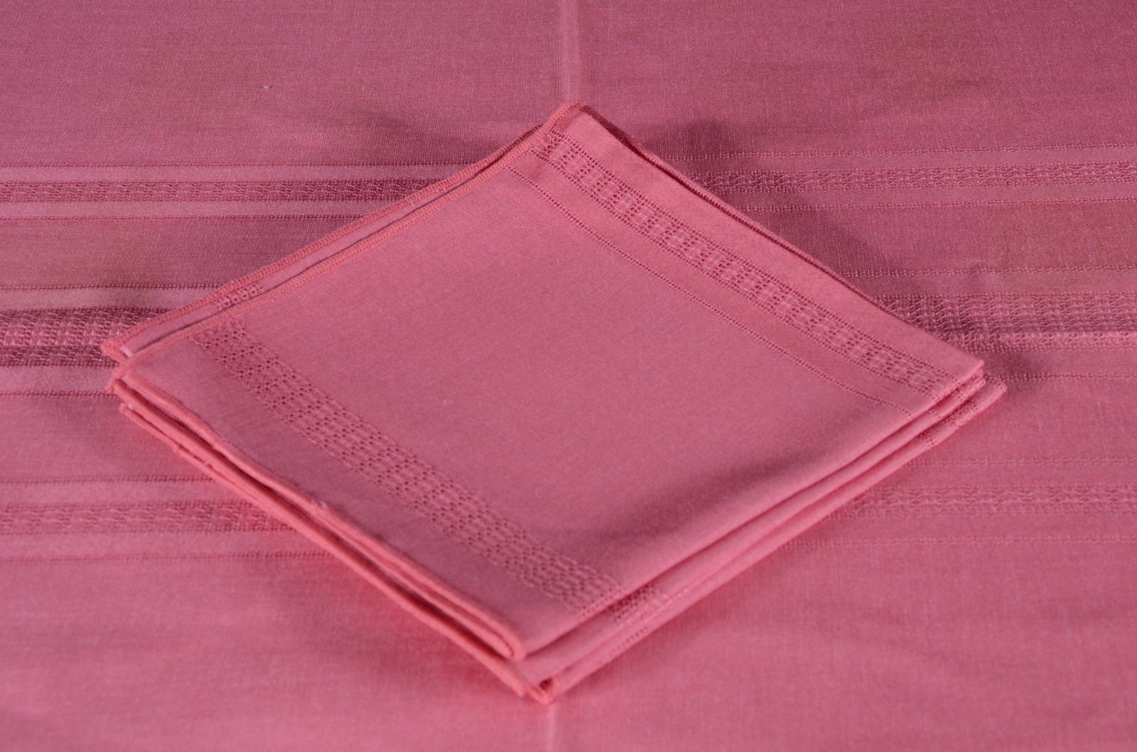 Duas toalhas de mesa na cor rosa, sendo uma com 6 guardanapos e outra... - foto 4 de 10