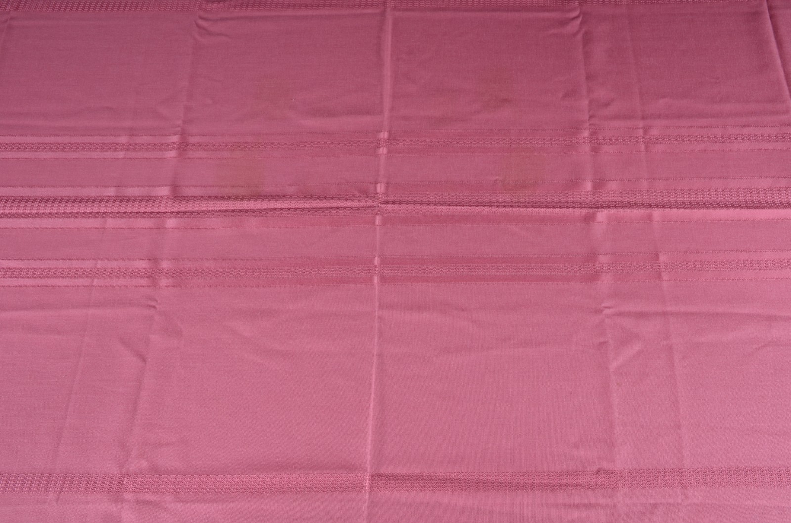 Duas toalhas de mesa na cor rosa, sendo uma com 6 guardanapos e outra... - foto 6 de 10