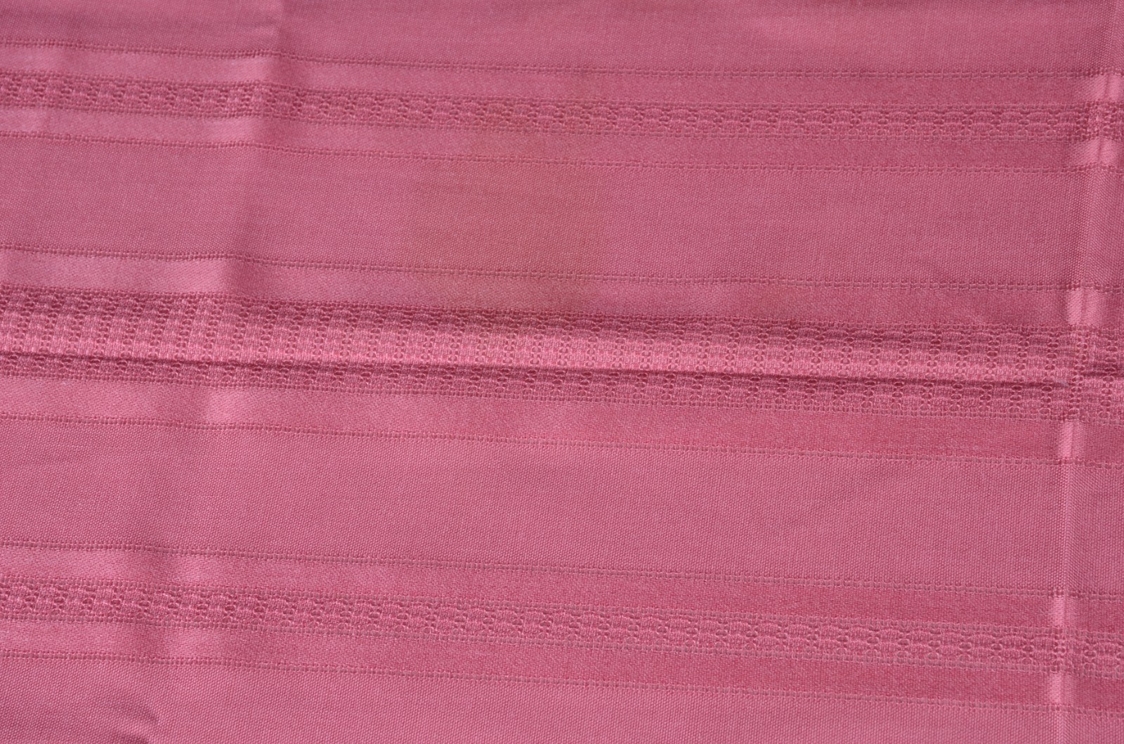 Duas toalhas de mesa na cor rosa, sendo uma com 6 guardanapos e outra... - foto 7 de 10