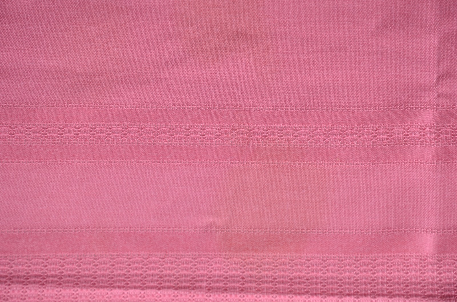 Duas toalhas de mesa na cor rosa, sendo uma com 6 guardanapos e outra... - foto 9 de 10