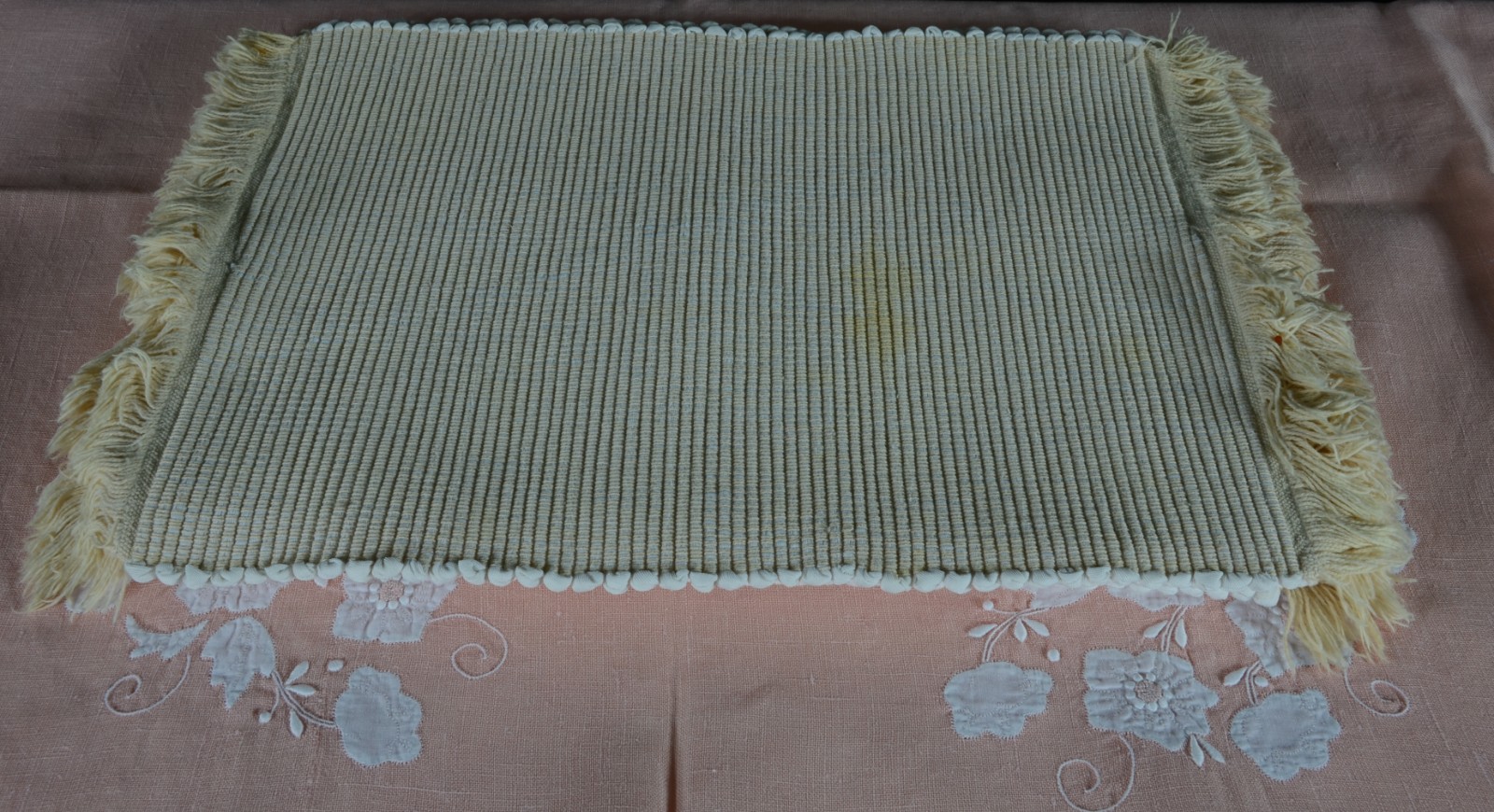Duas toalhas de mesa na cor rosa, sendo uma com 6 guardanapos e outra... - foto 10 de 10