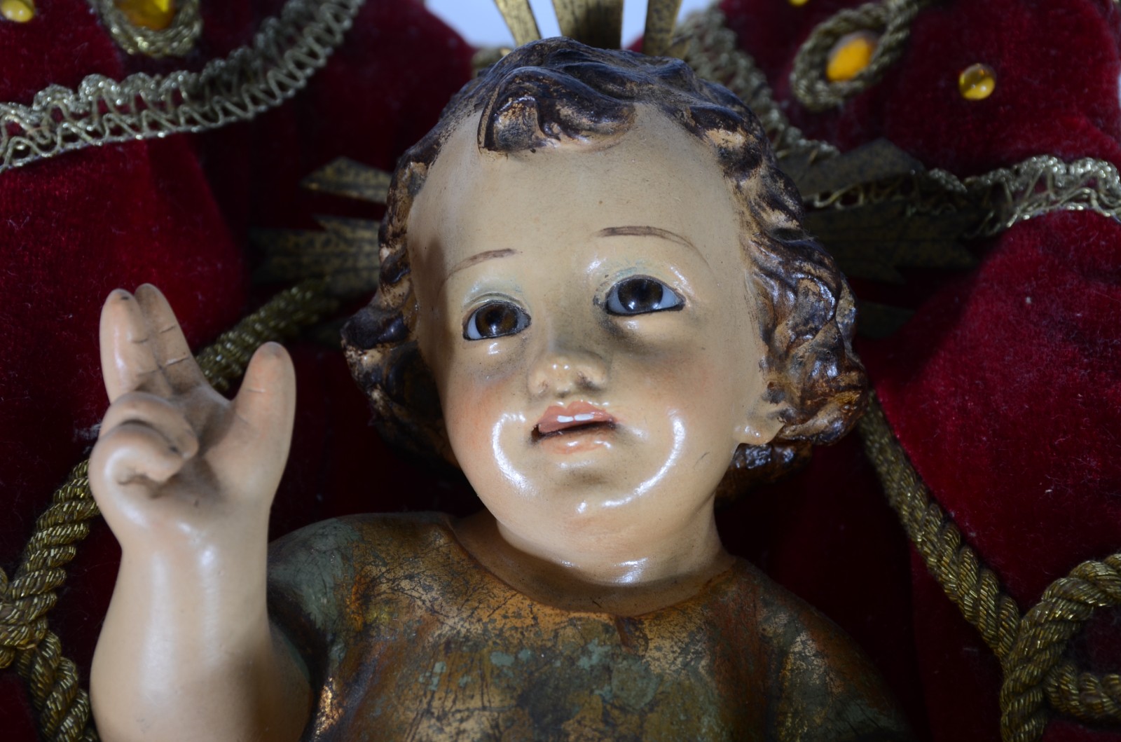 Menino Deus - Imagem policromada de material não identificado com... - foto 2 de 5