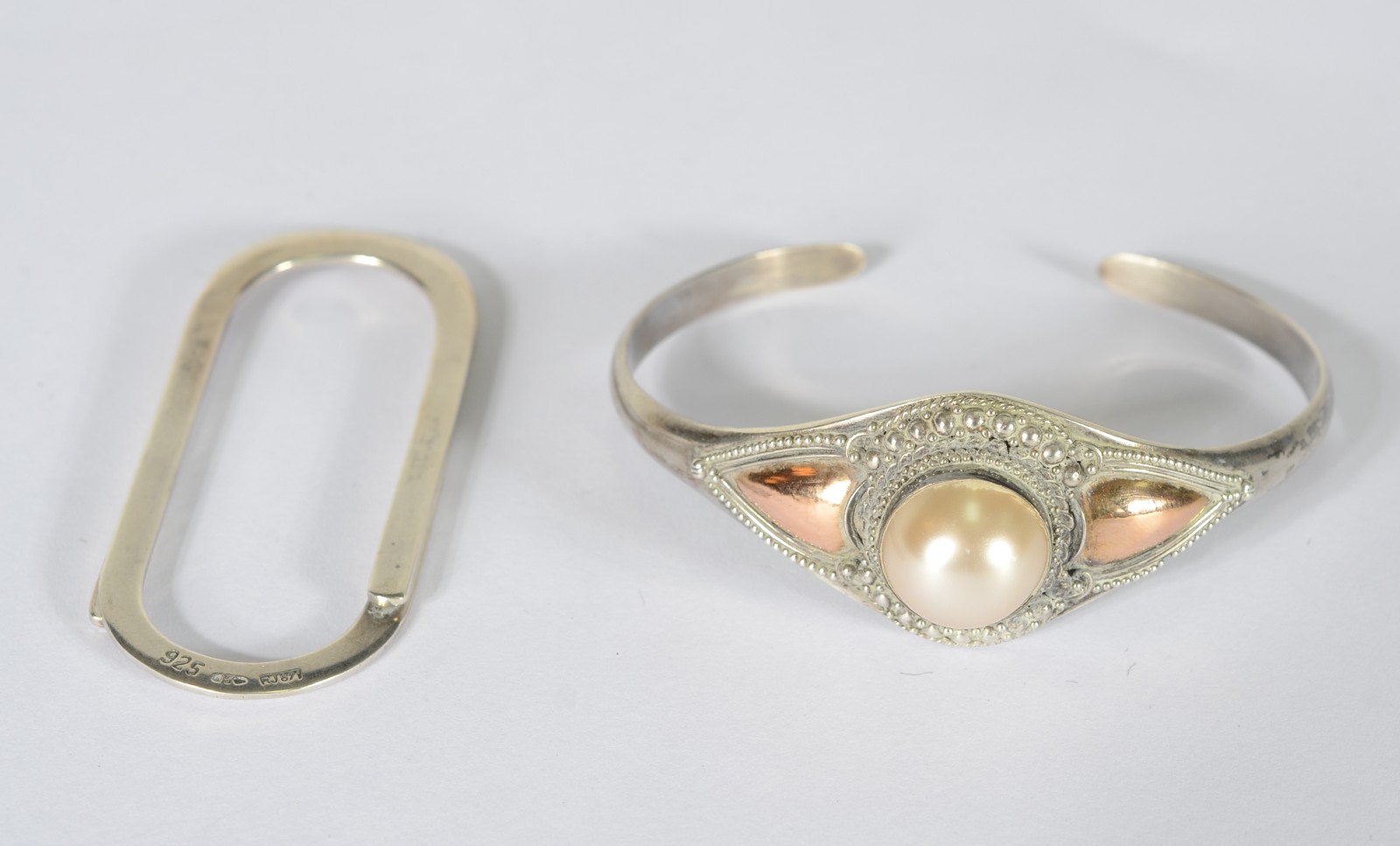Duas peças de prata, sendo: pulseira e clipes para dinheiro. - foto 1 de 7