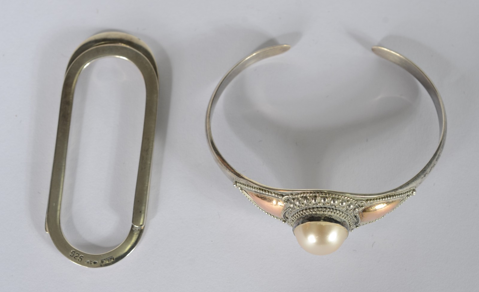 Duas peças de prata, sendo: pulseira e clipes para dinheiro. - foto 2 de 7