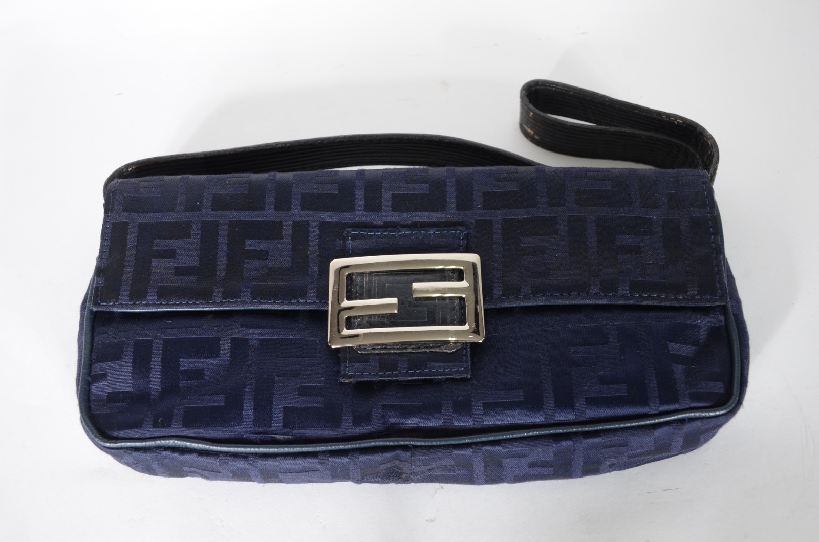 Bolsa feminina azul com monograma. Ferragens do fecho já foram... - foto 1 de 7