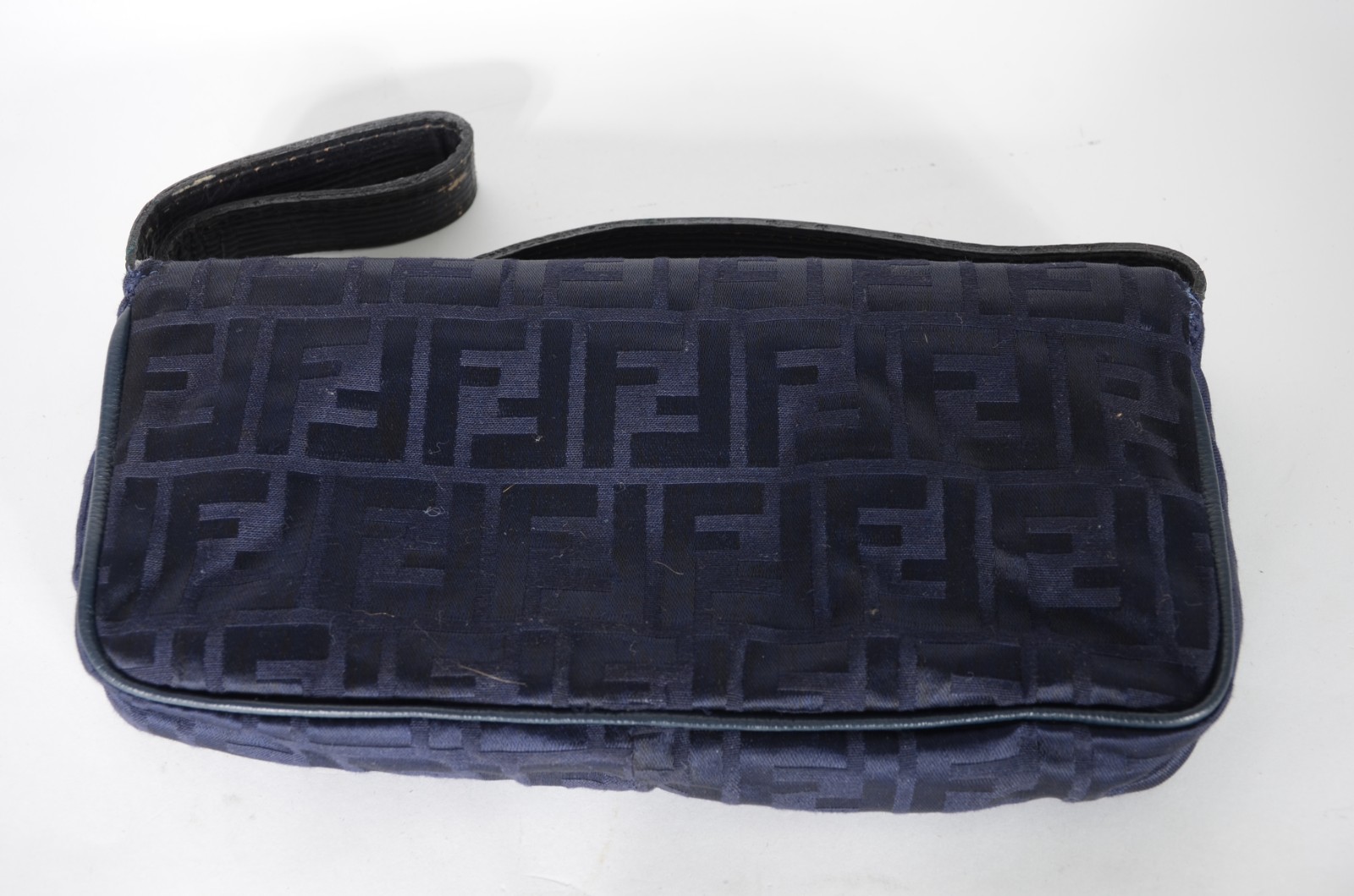 Bolsa feminina azul com monograma. Ferragens do fecho já foram... - foto 2 de 7