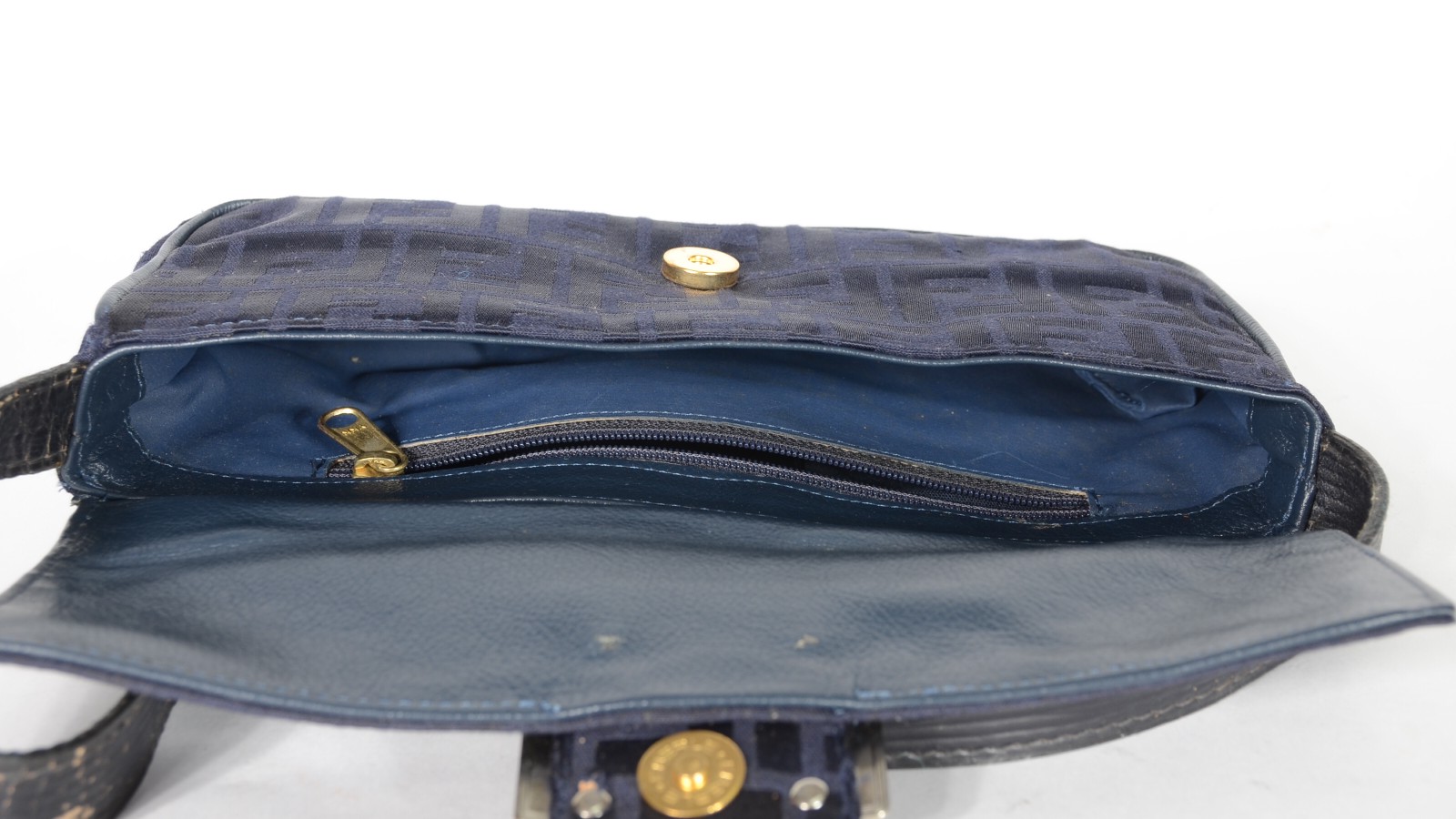 Bolsa feminina azul com monograma. Ferragens do fecho já foram... - foto 3 de 7