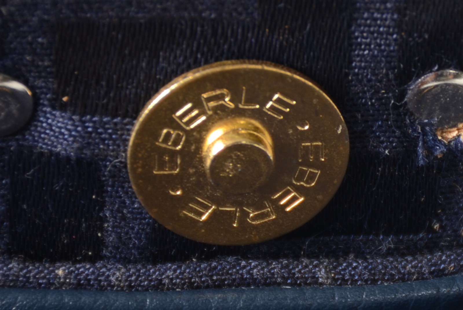 Bolsa feminina azul com monograma. Ferragens do fecho já foram... - foto 4 de 7