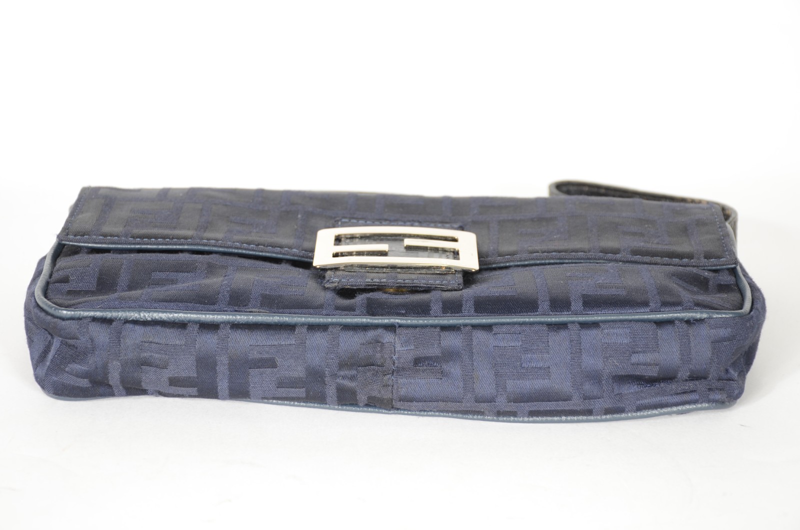Bolsa feminina azul com monograma. Ferragens do fecho já foram... - foto 5 de 7
