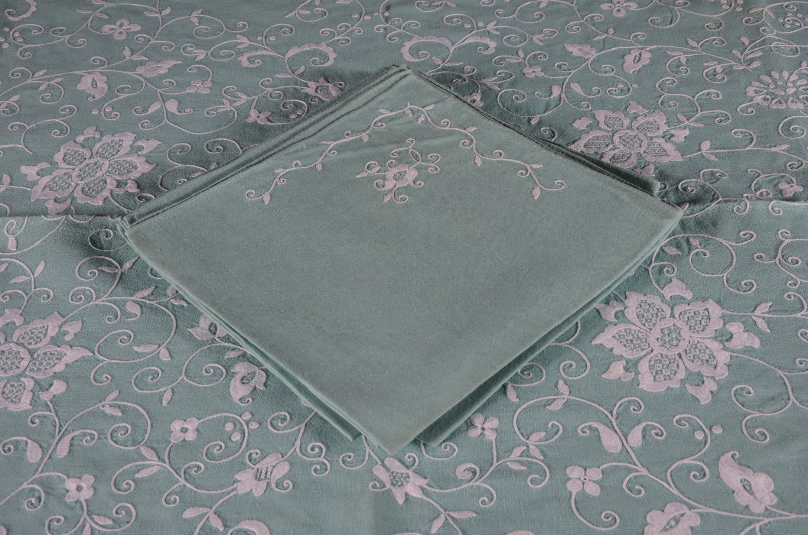 Duas toalhas de mesa de linho verde com bordados. Acompanham 8... - foto 5 de 7