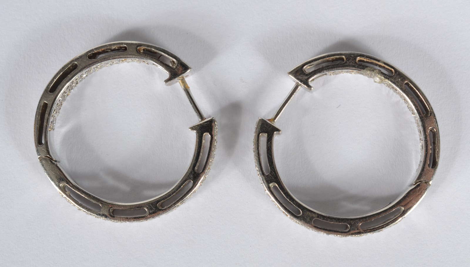 Par de argolas de ouro branco cravejadas com brilhantes. (Por motivos... - foto 2 de 6