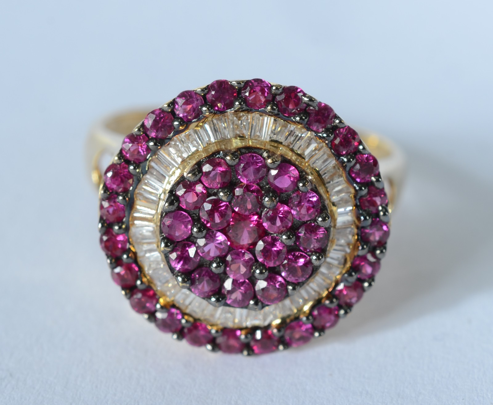 Anel de ouro 18 k., feitio pizza cravejado com rubis e brilhantes... - foto 1 de 5