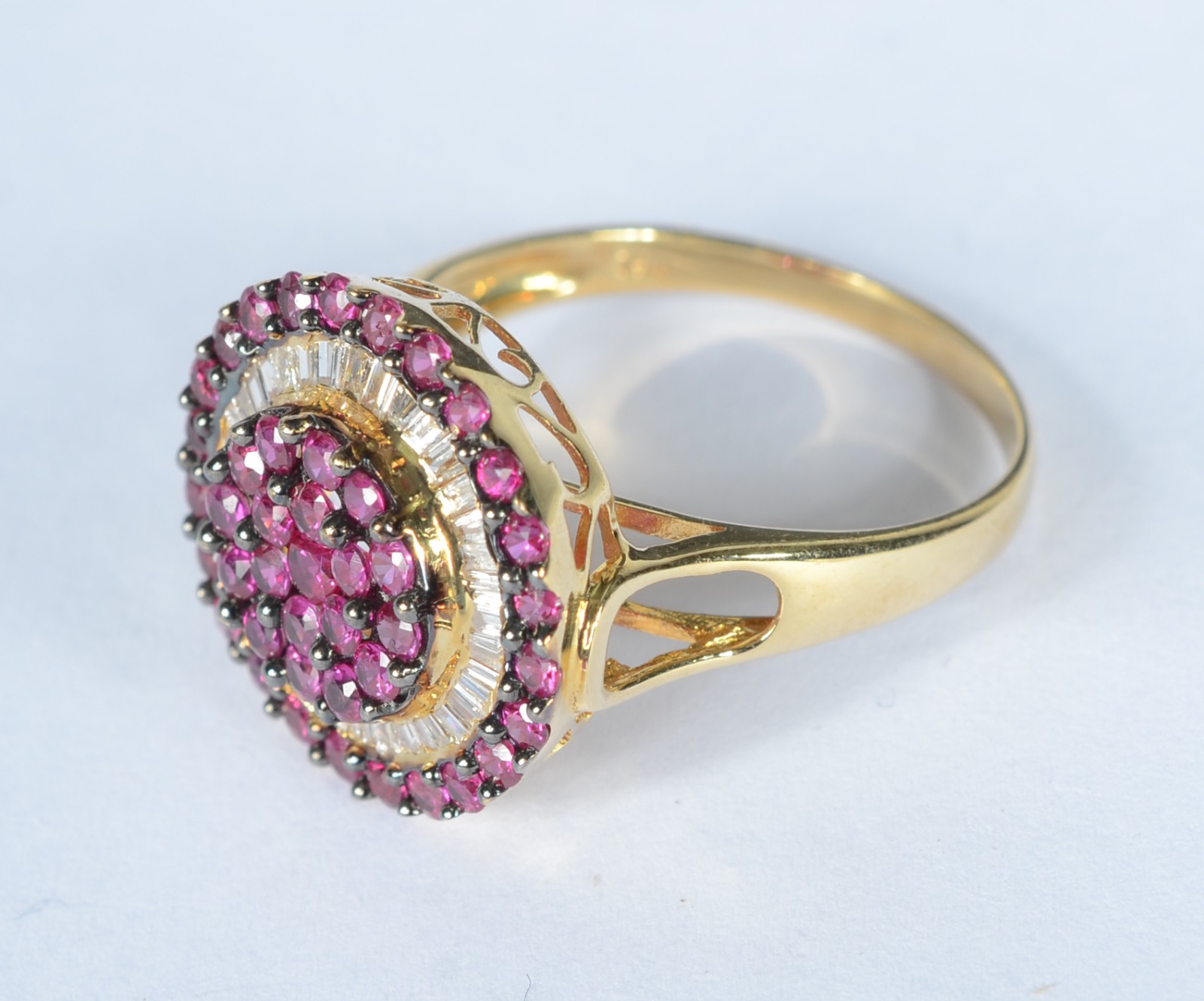 Anel de ouro 18 k., feitio pizza cravejado com rubis e brilhantes... - foto 2 de 5