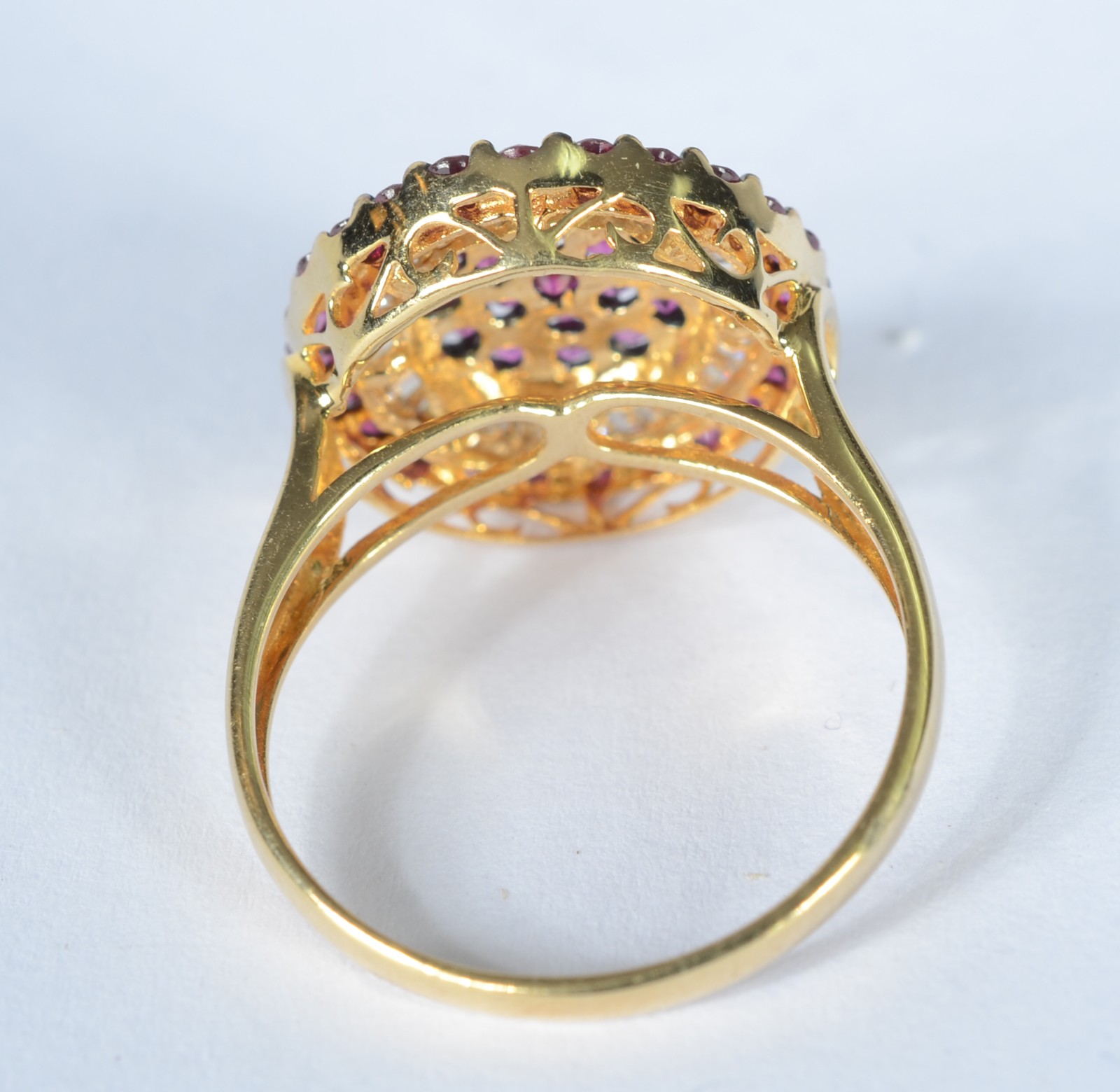 Anel de ouro 18 k., feitio pizza cravejado com rubis e brilhantes... - foto 3 de 5