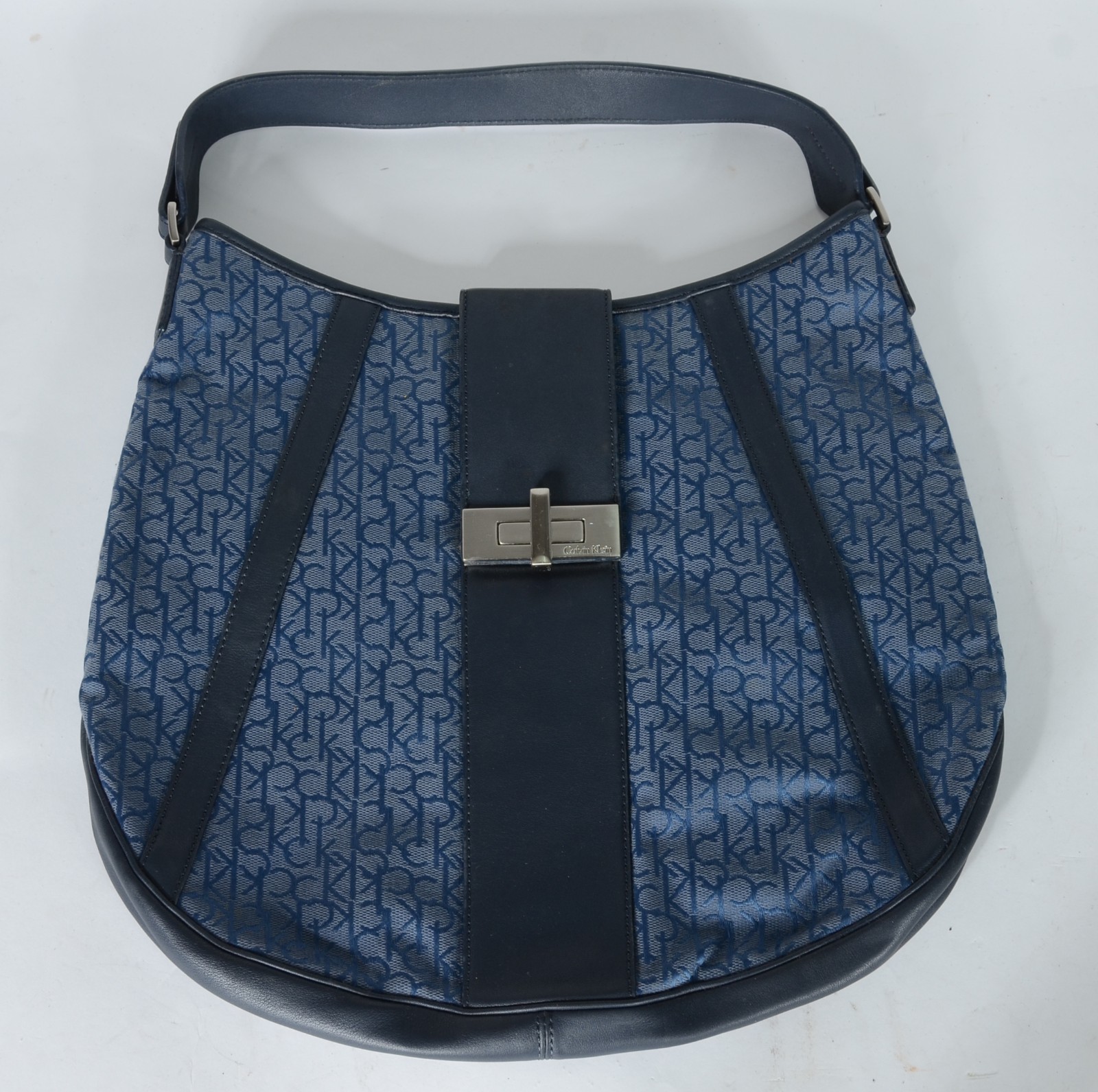 Bolsa em tom de azul com monograma. - foto 1 de 5