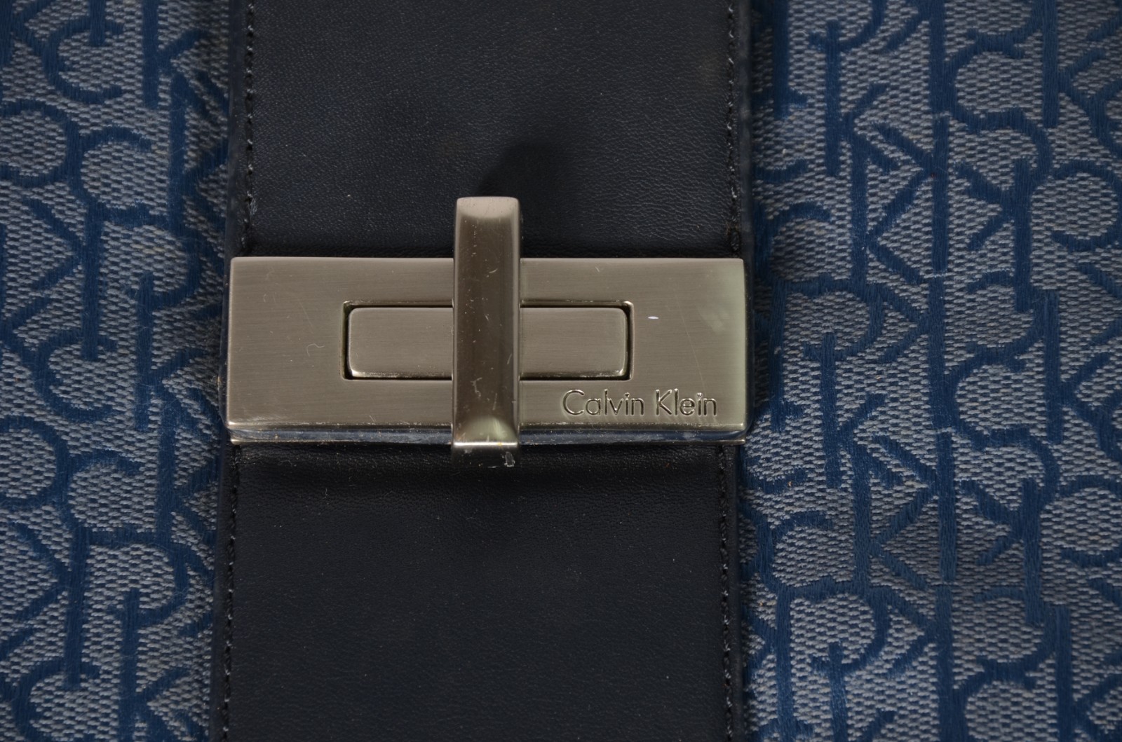 Bolsa em tom de azul com monograma. - foto 2 de 5