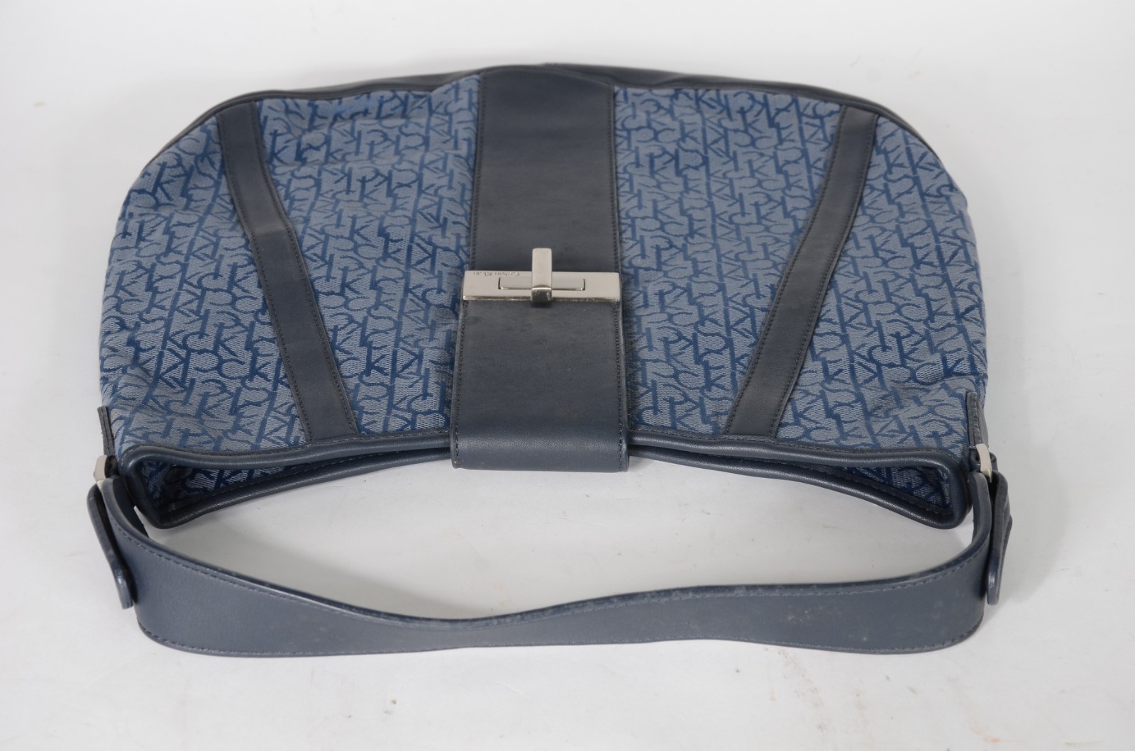 Bolsa em tom de azul com monograma. - foto 3 de 5