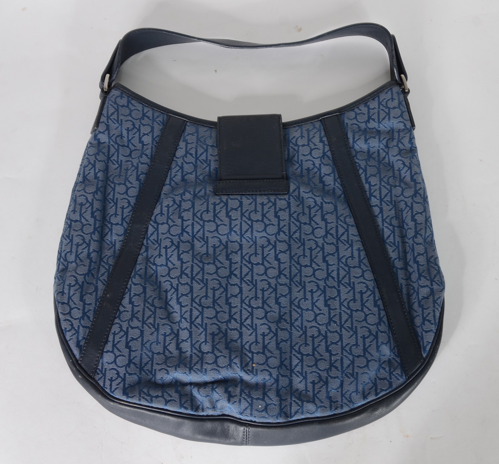 Bolsa em tom de azul com monograma. - foto 4 de 5