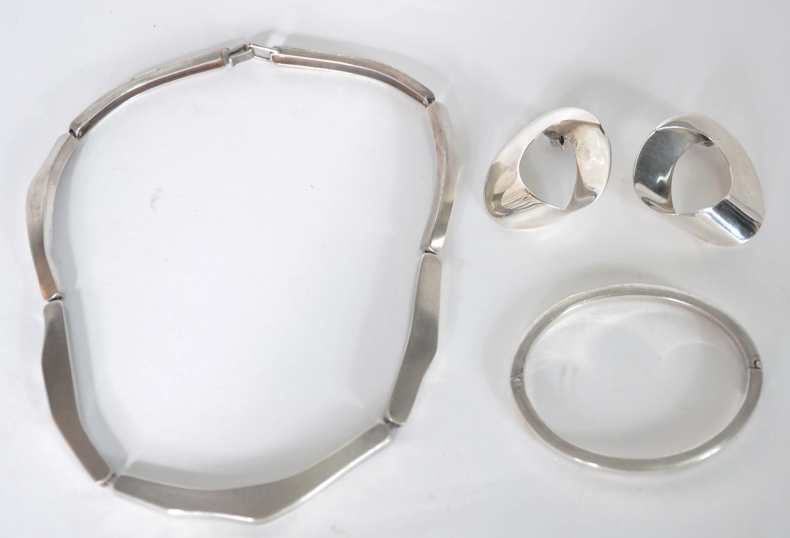 Conjunto de colar, pulseira e par de brincos de prata (só os brincos... - foto 1 de 10