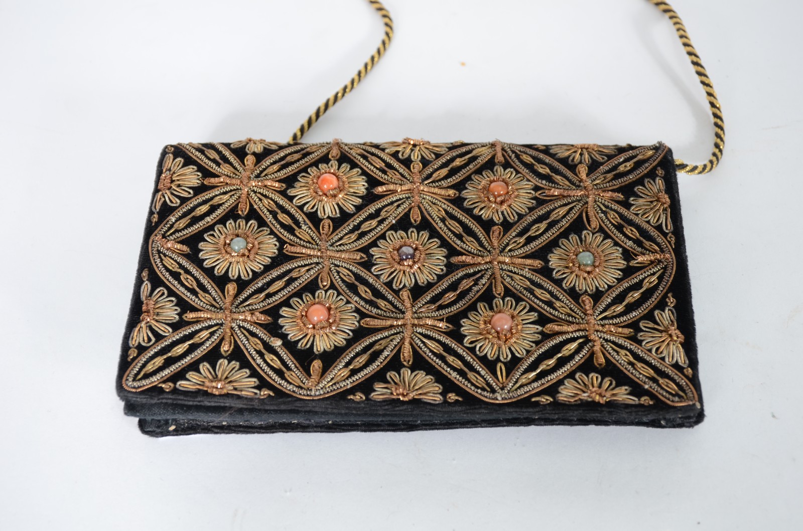 Seis bolsas para toilette diversas. Uma delas com miçangas, desgastes. - foto 9 de 11