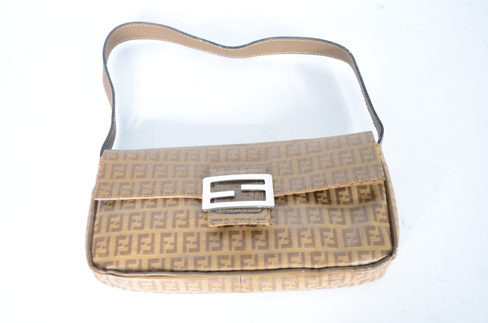 Bolsa feminina bege com monograma. Ferragens do fecho já foram... - foto 1 de 5