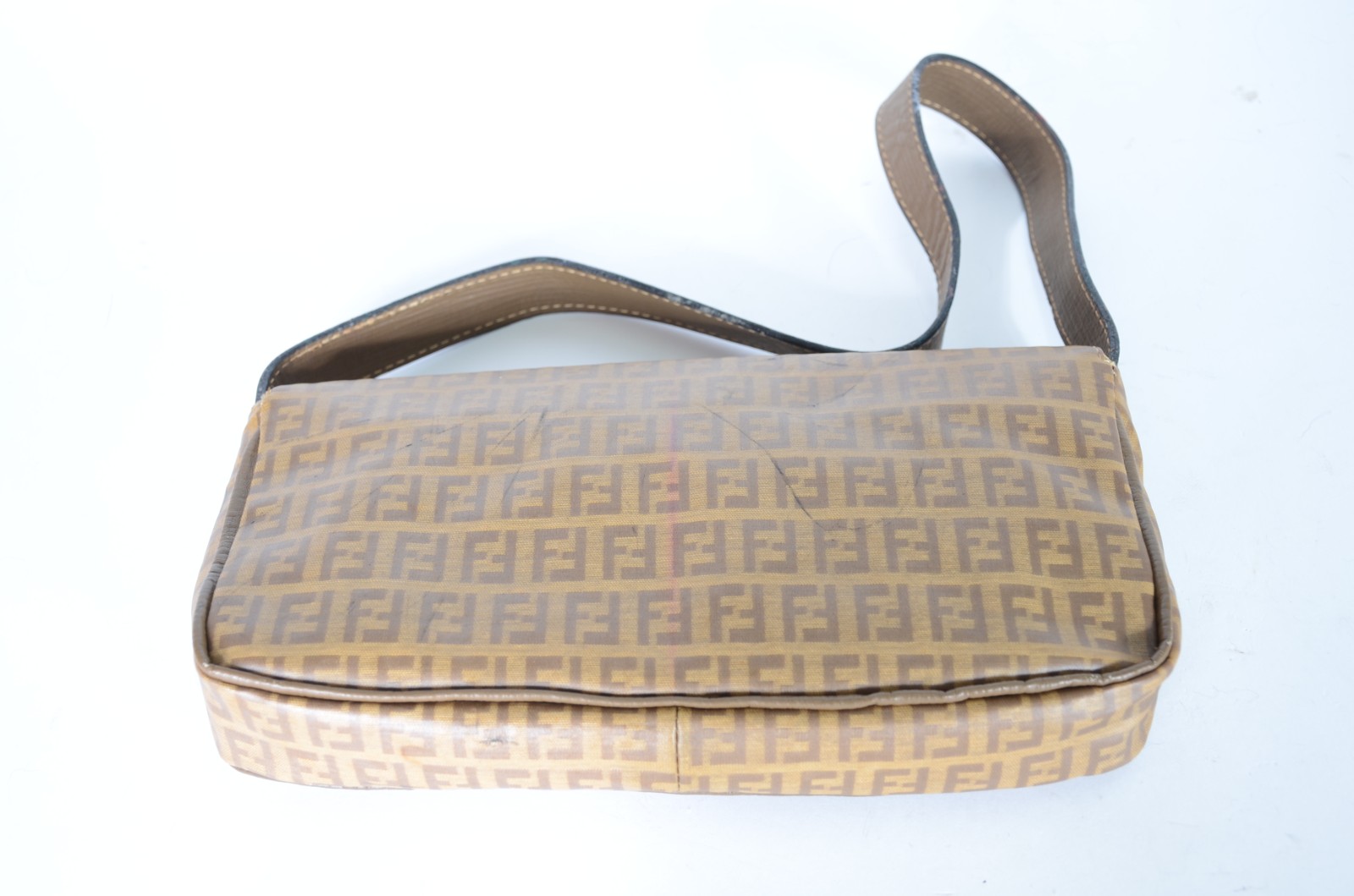 Bolsa feminina bege com monograma. Ferragens do fecho já foram... - foto 2 de 5