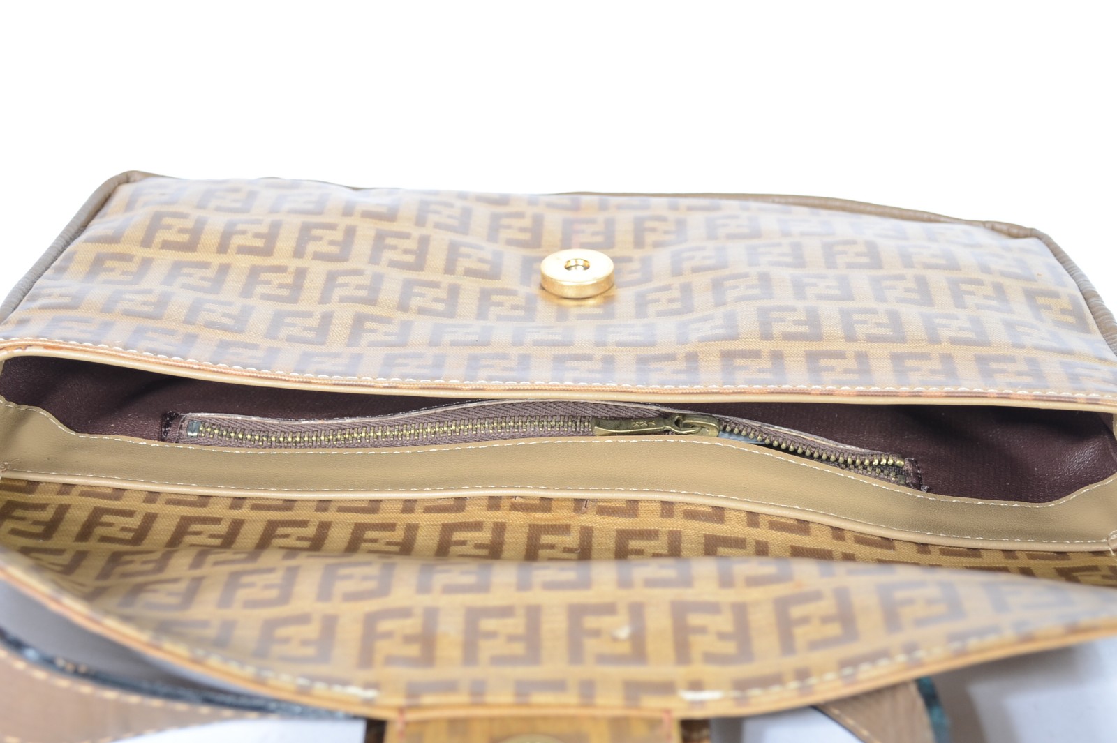 Bolsa feminina bege com monograma. Ferragens do fecho já foram... - foto 4 de 5