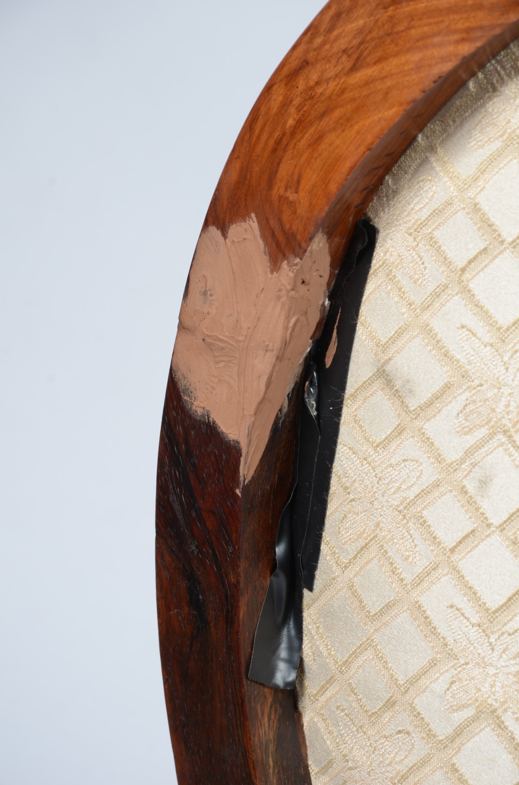Cadeira feitio medalhão de madeira nobre, pés de cachimbo, assento e... - foto 6 de 8