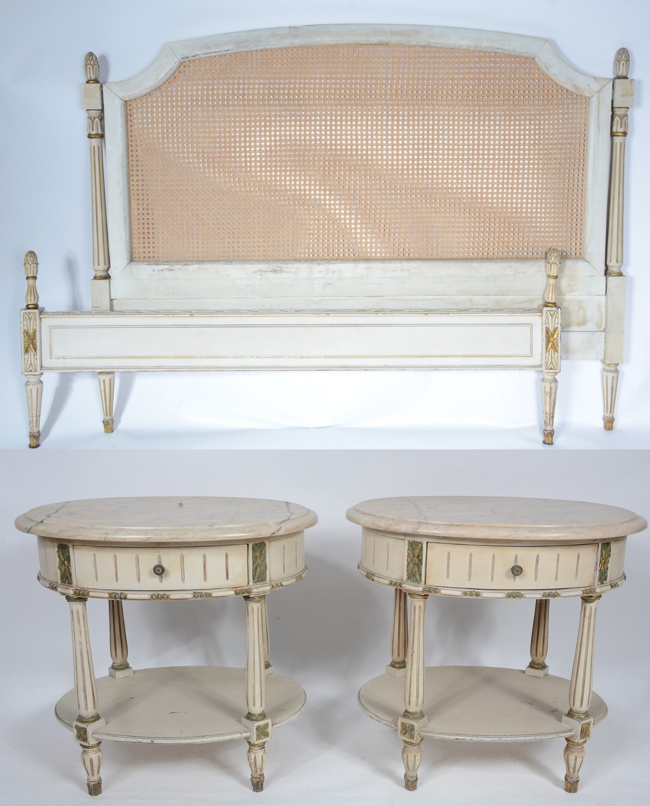 Cama de casal de madeira patinada e realces dourados, cabeceira com... - foto 1 de 11