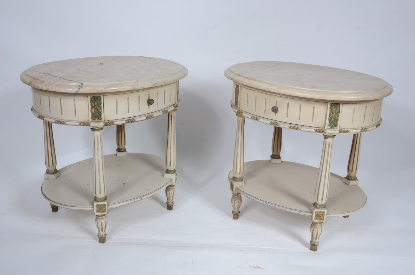 Cama de casal de madeira patinada e realces dourados, cabeceira com... - foto 7 de 11