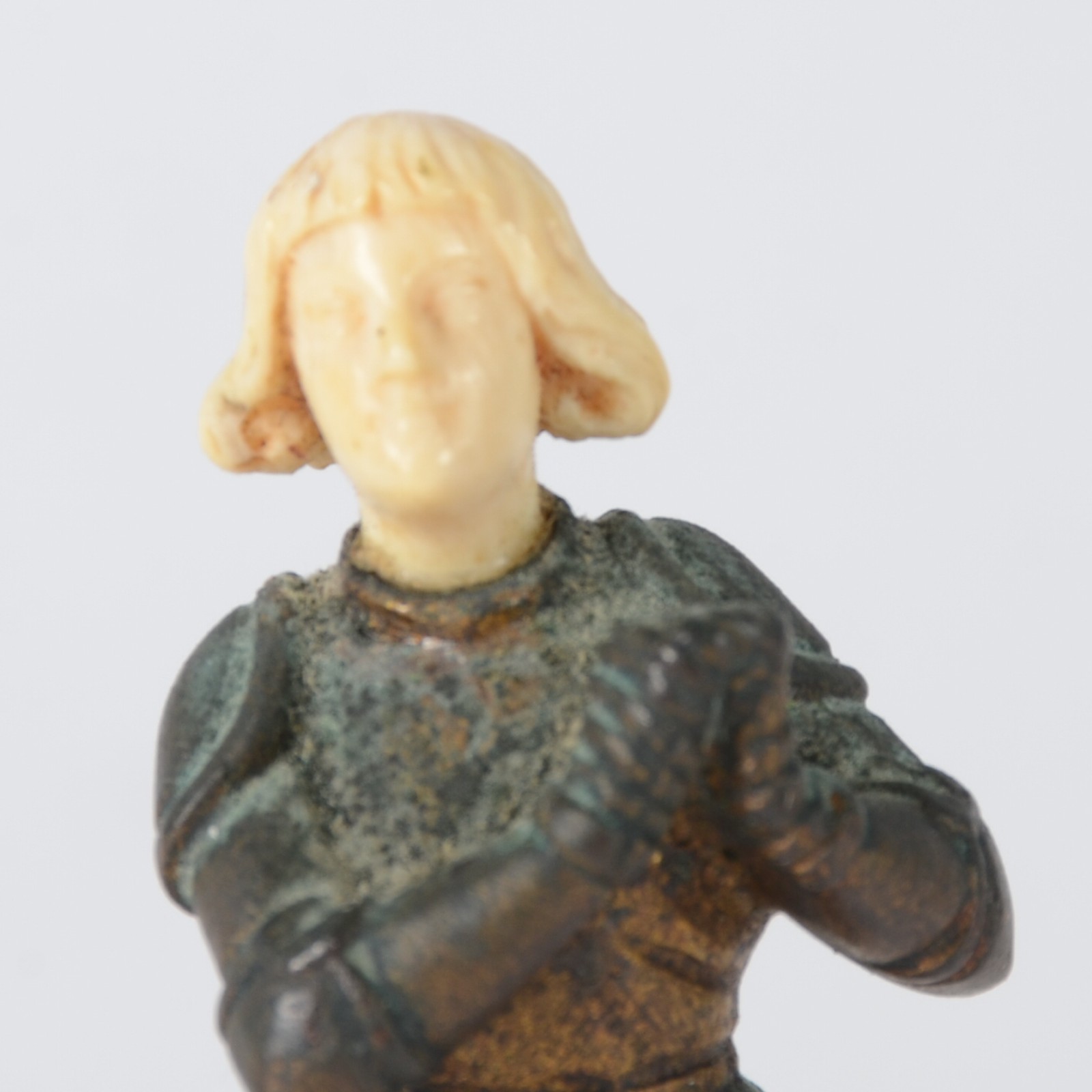Estatueta de bronze e marfim representando Joana D'arc. Assinada... - foto 2 de 6
