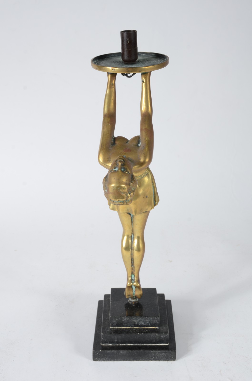 Luminária de bronze representando figura feminina. Sem fiação. - foto 2 de 7