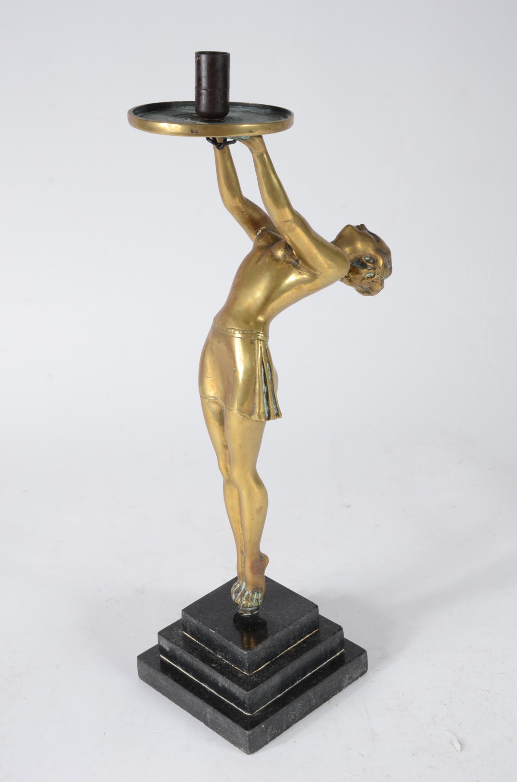 Luminária de bronze representando figura feminina. Sem fiação. - foto 5 de 7